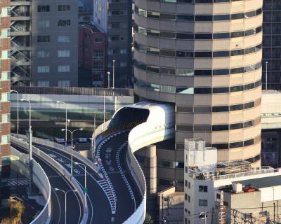 כביש מהיר שעובר בתוך בניין, אוסקה, יפן